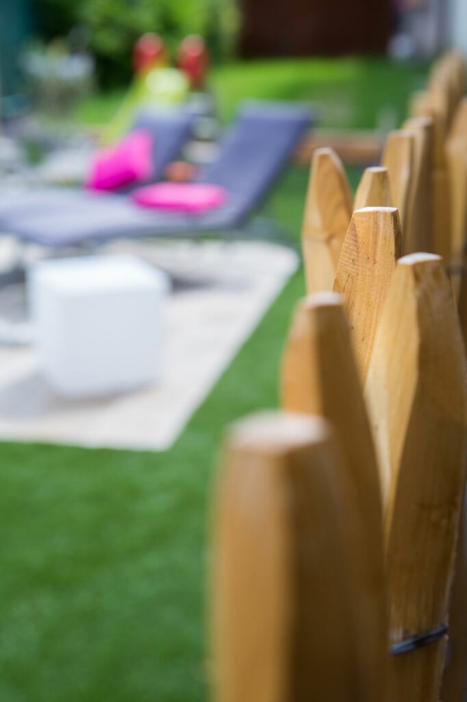 Clôture en bois suivant un espace piscine