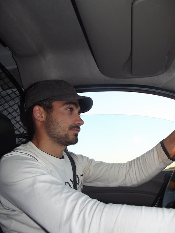 Franck Serra dans son camion lors des débuts de Serra Paysage