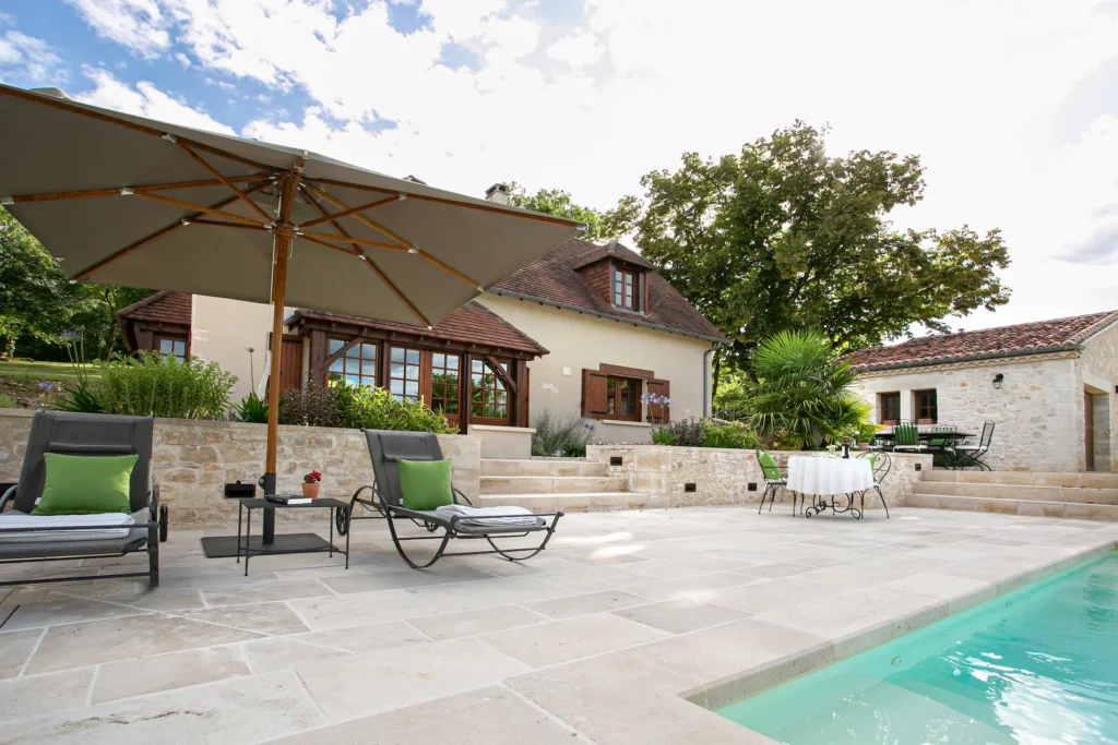 Terrasse, espace détente et escaliers autour d'un aménagement de piscine, réalisé par Serra Paysage